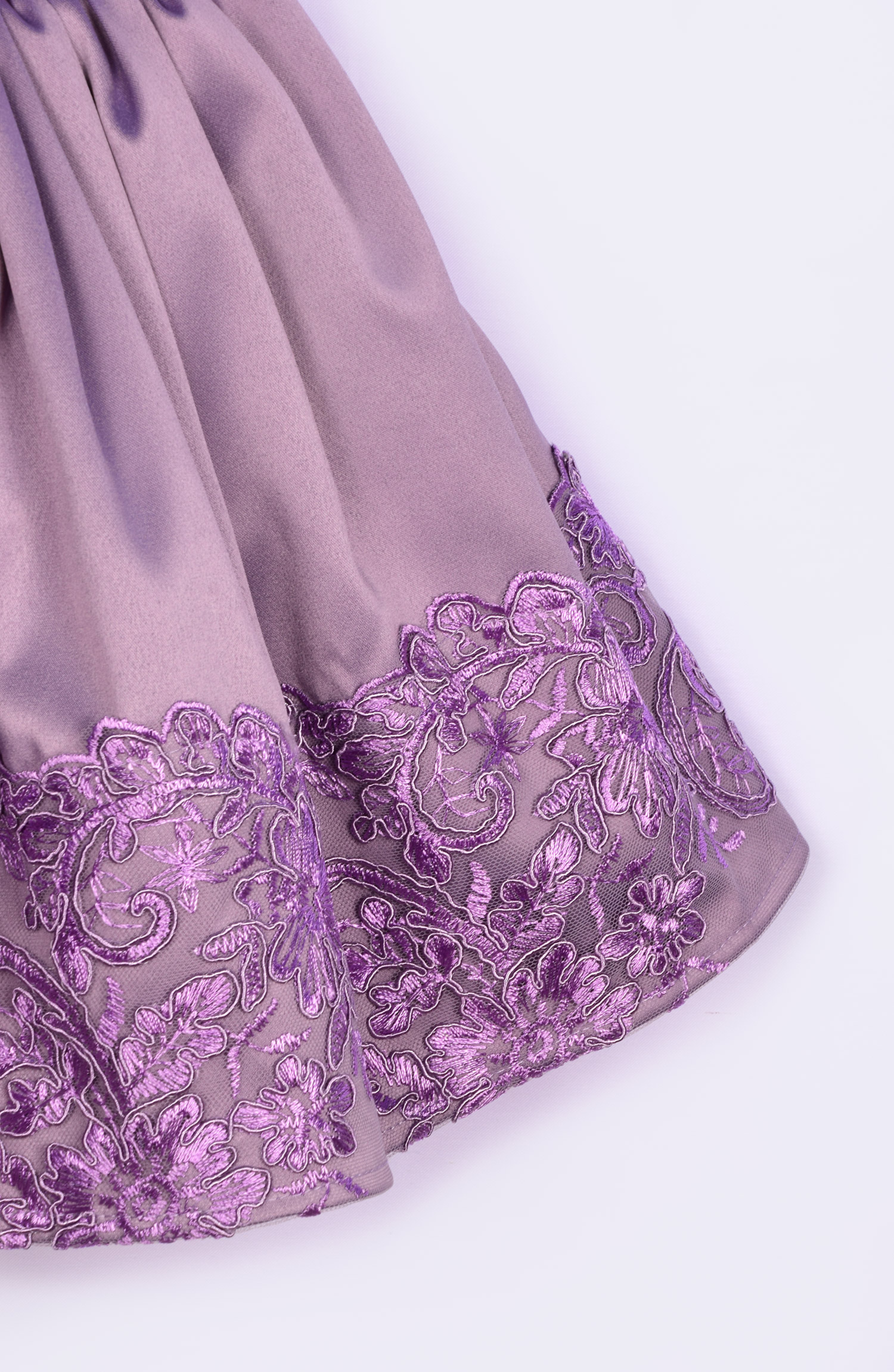 Svečana haljina za devojčice  od ljubičastog  satena i čipke 