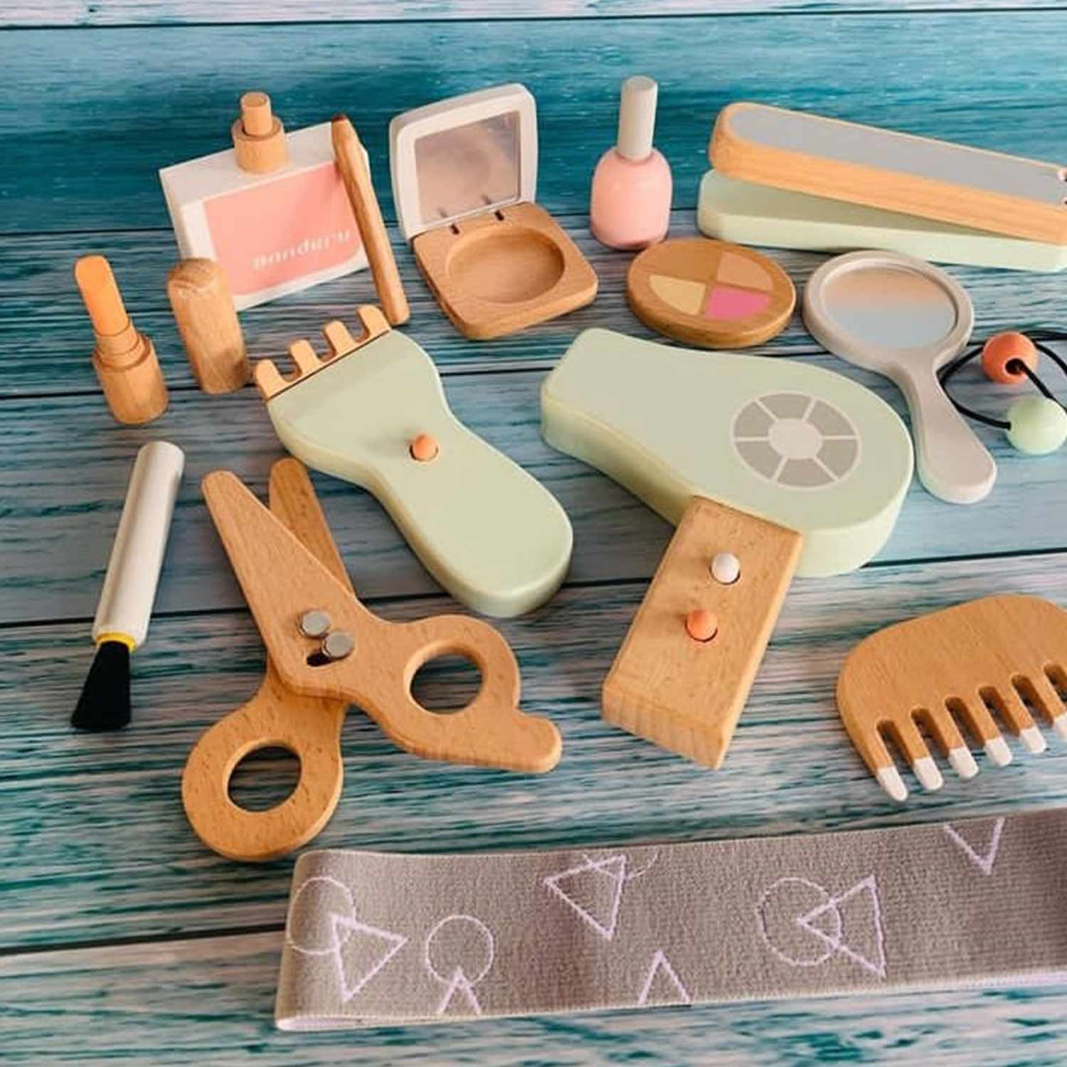 Igračka drveni set za frizera i šminkera 