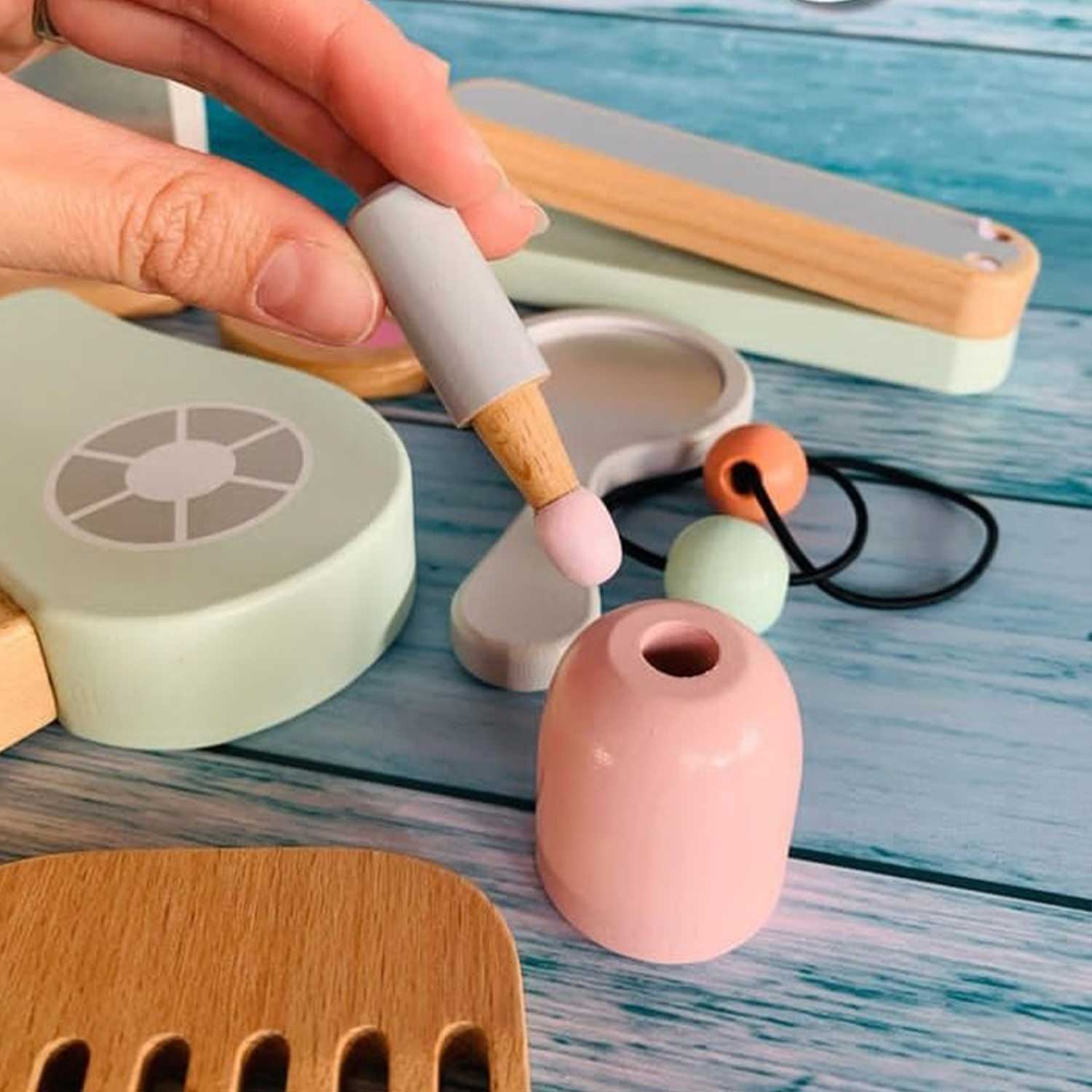 Igračka drveni set za frizera i šminkera 