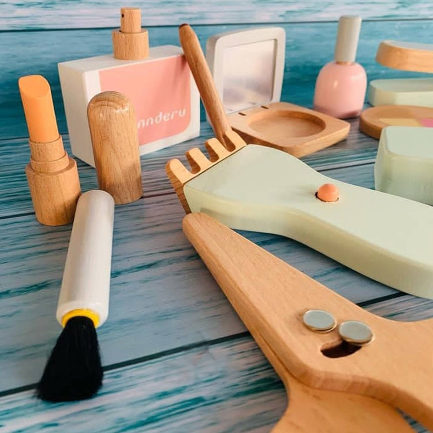 Igračka drveni set za frizera i šminkera 