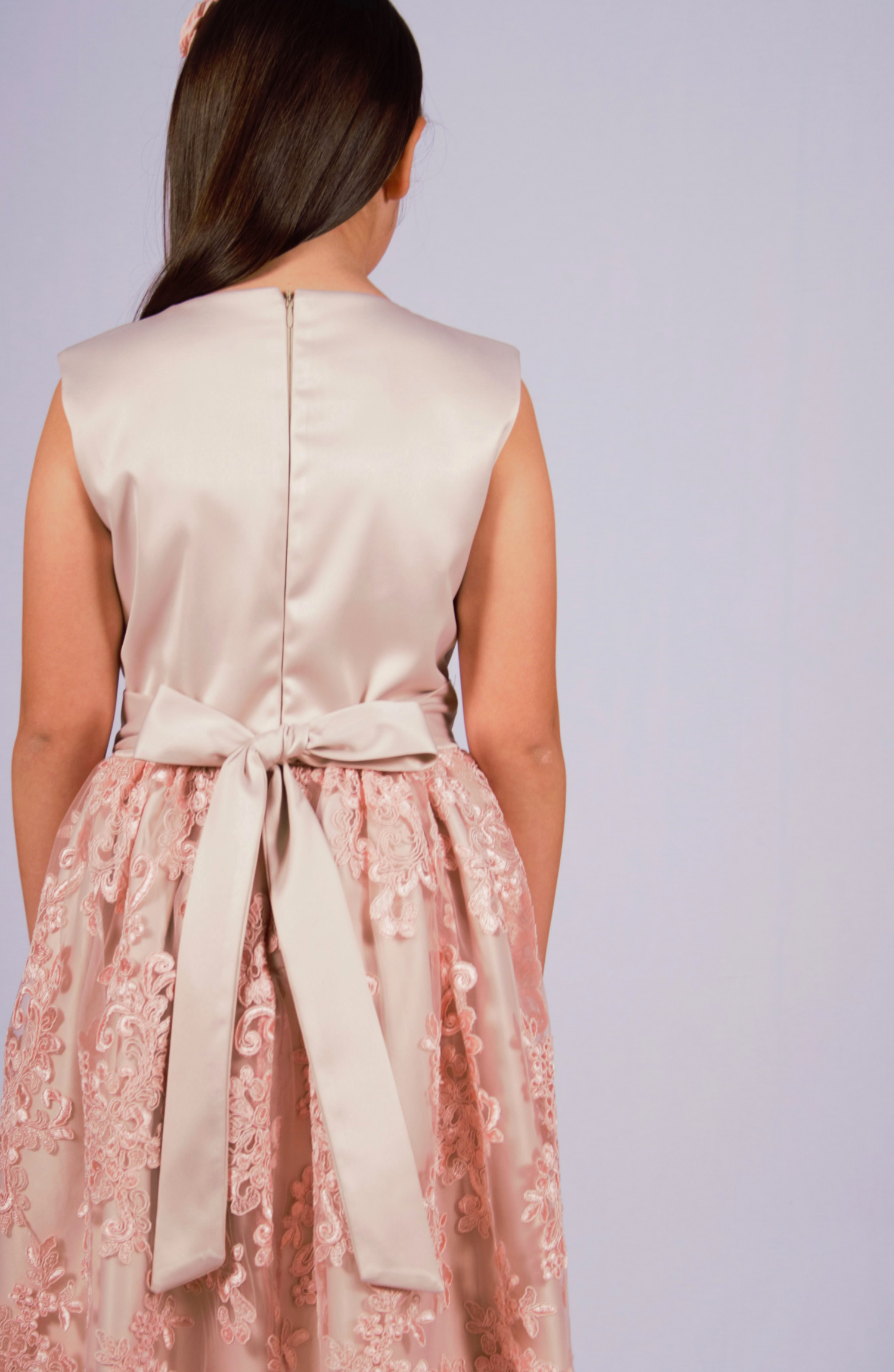 Svečana haljina za devojčice od čipke i satena nežno roze i teget 