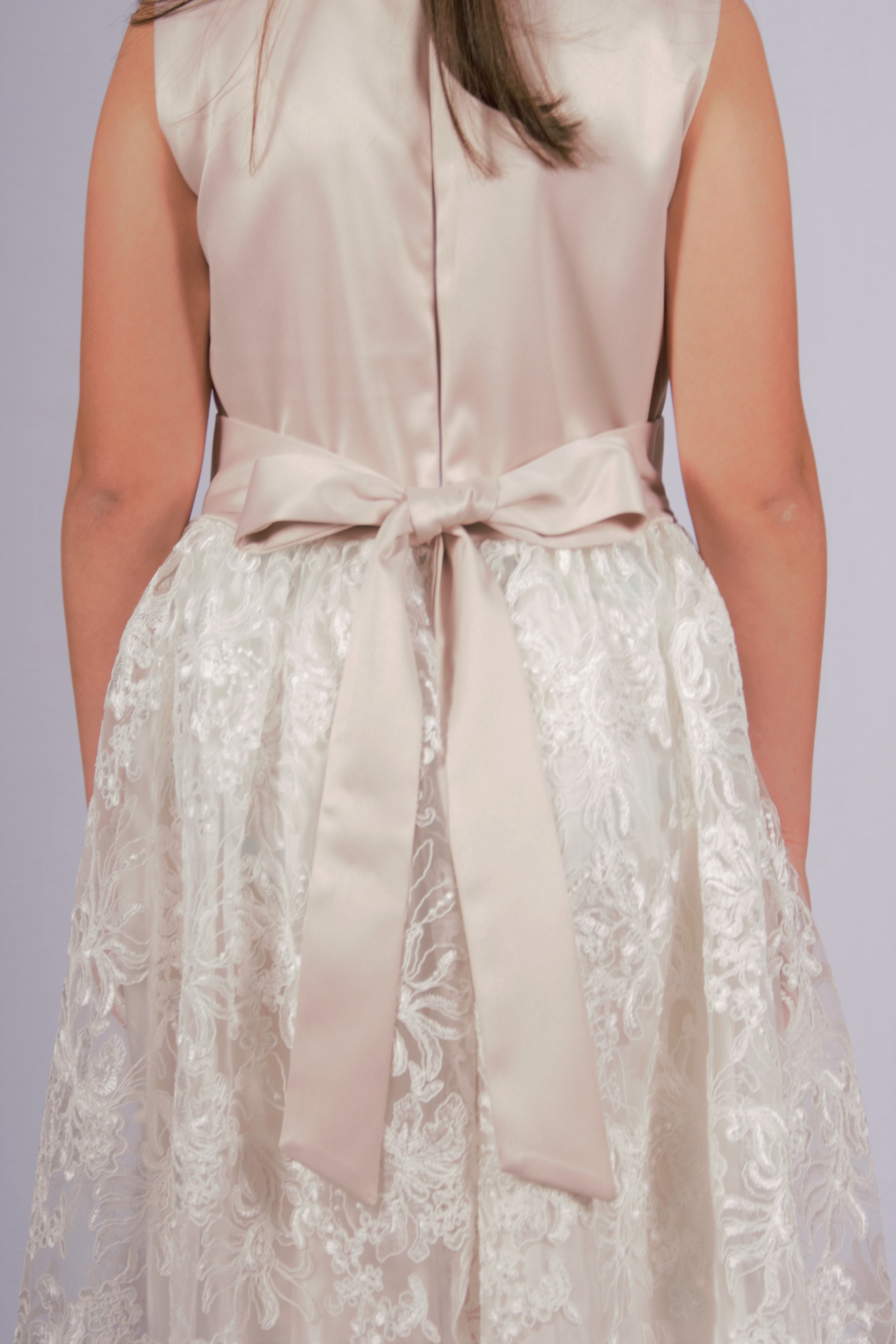 Svečana belo bež haljina za devojčice od čipke i satena 