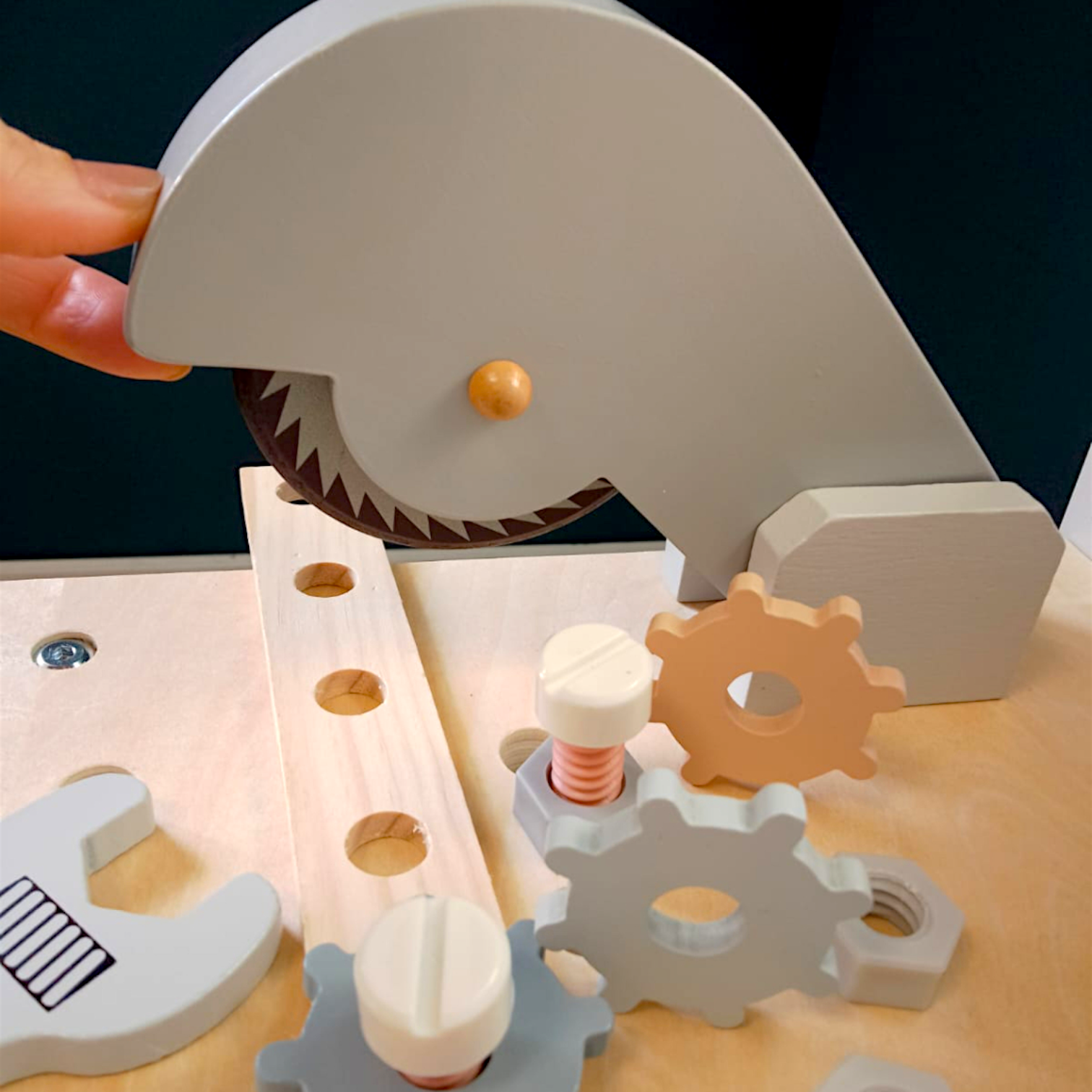 SOVA  drveni sto sa alatom - radionica 