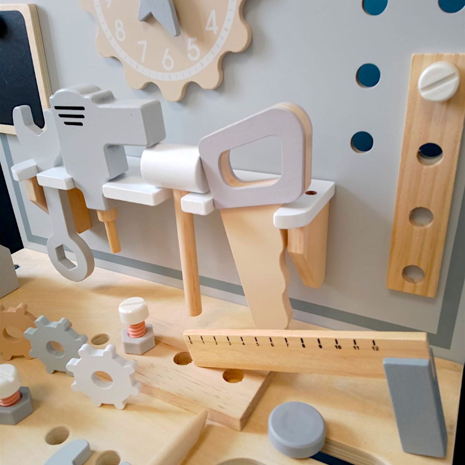 SOVA  drveni sto sa alatom - radionica 