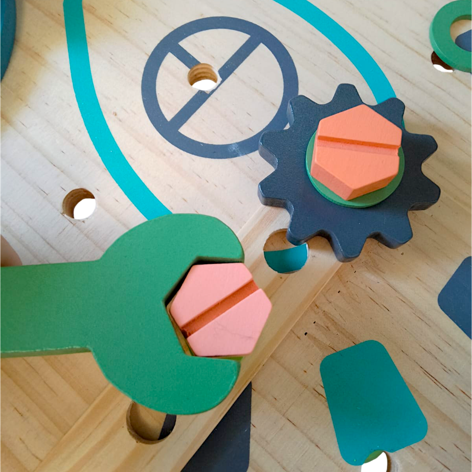 SOVA  drveni sto sa alatom - radionica 