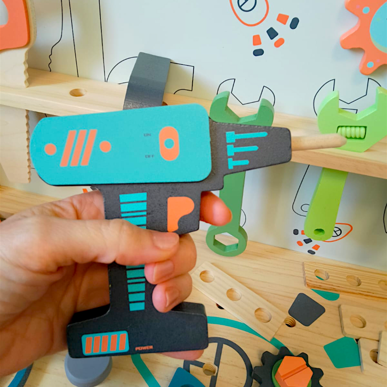 SOVA  drveni sto sa alatom - radionica 