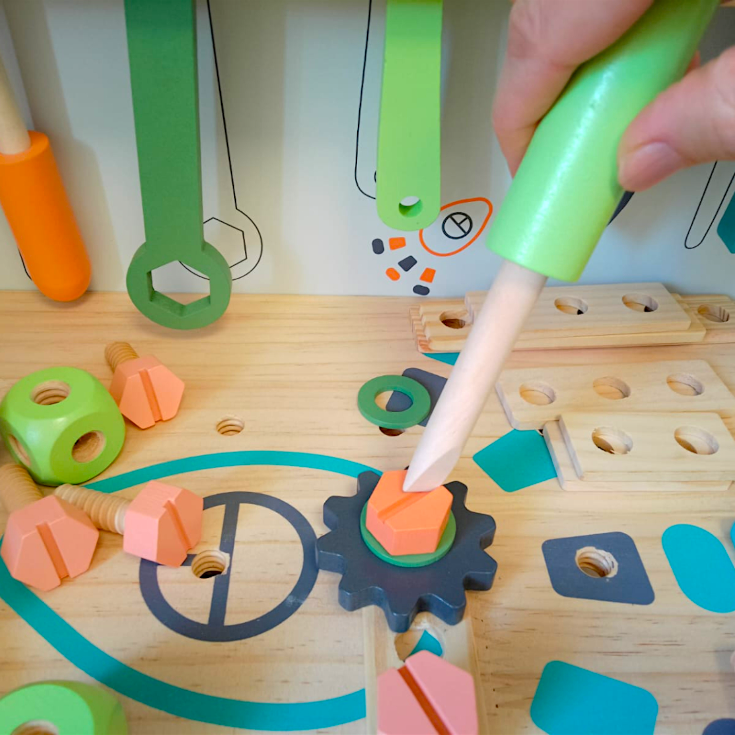 SOVA  drveni sto sa alatom - radionica 